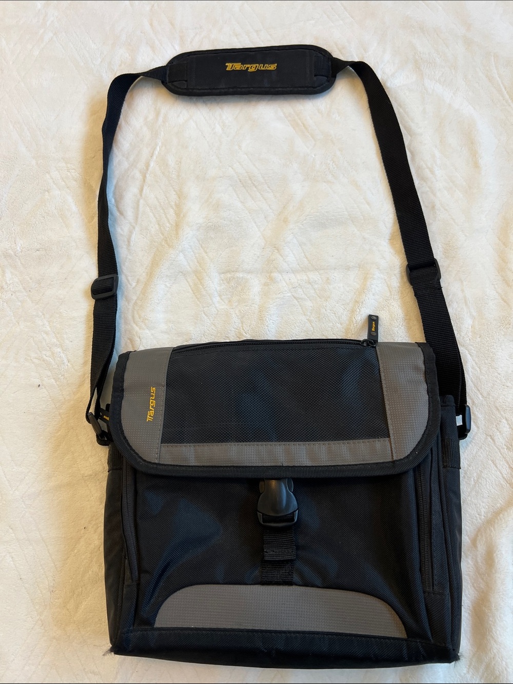 Targus Black and Gray Men's Messenger Bag